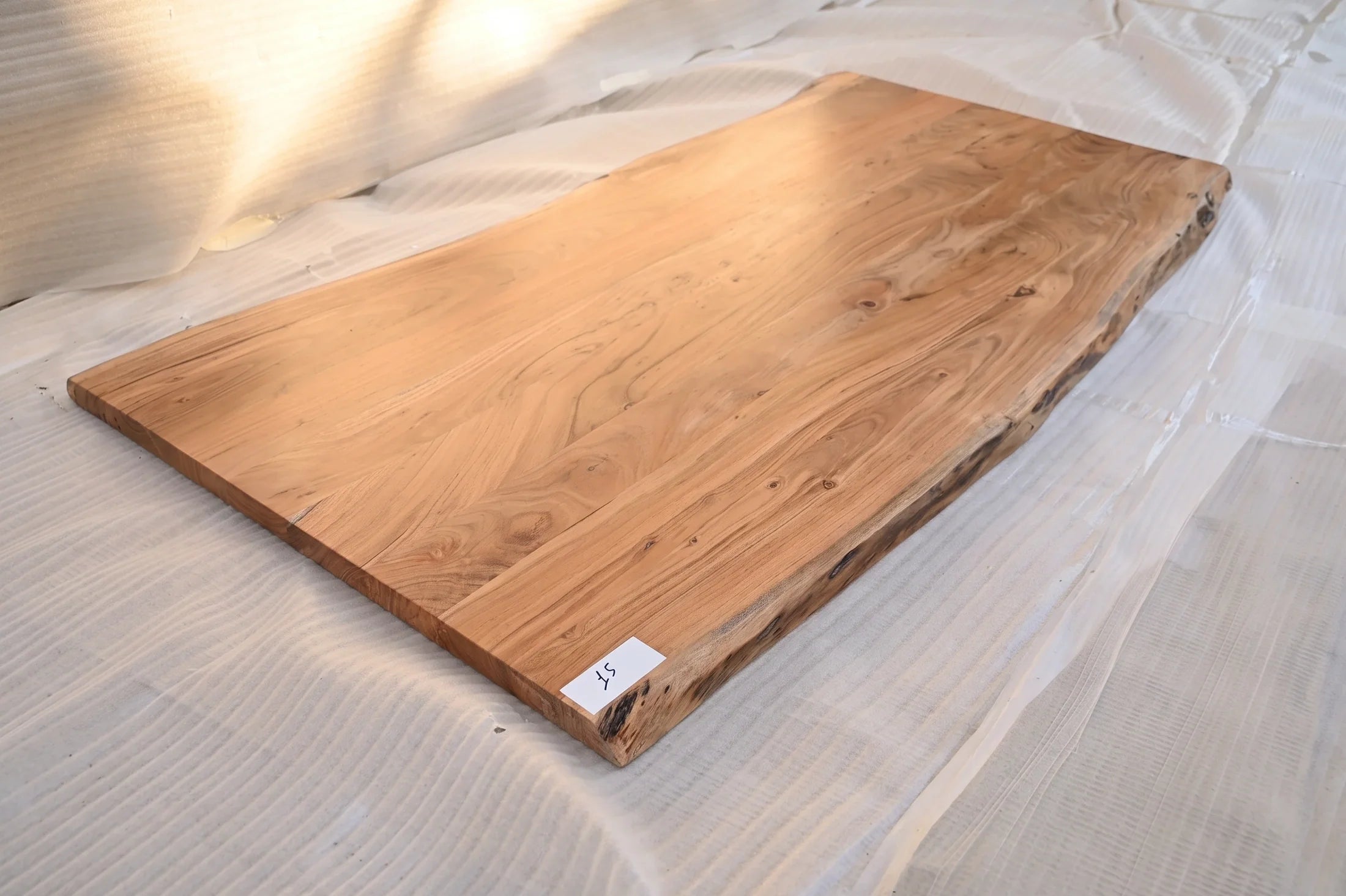 Baumkante Tischplatte Unikat 015 – Akazie 180 cm, Baumkante im Detail #Tischplatte_Unikat 015