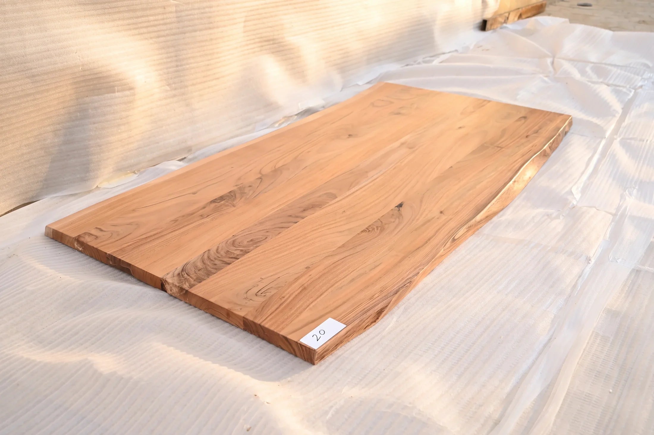 Baumkante Tischplatte Unikat 020 – Akazie 180 cm, Baumkante im Detail #Tischplatte_Unikat 020