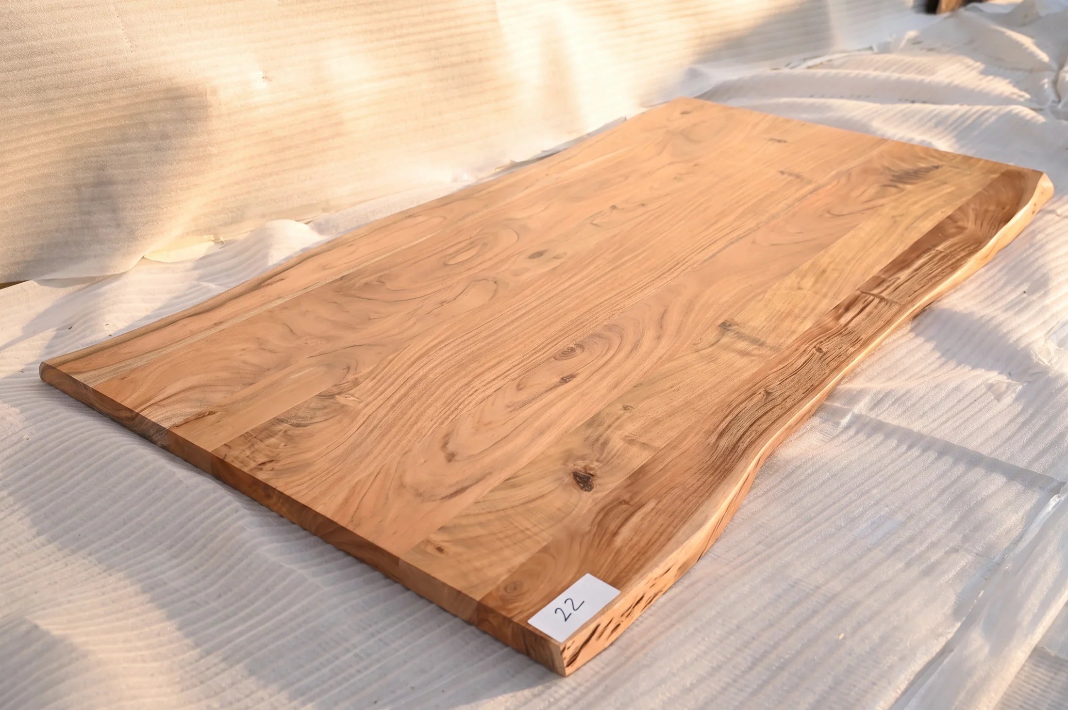 Baumkante Tischplatte Unikat 022 – Akazie 180 cm, Baumkante im Detail #Tischplatte_Unikat 022