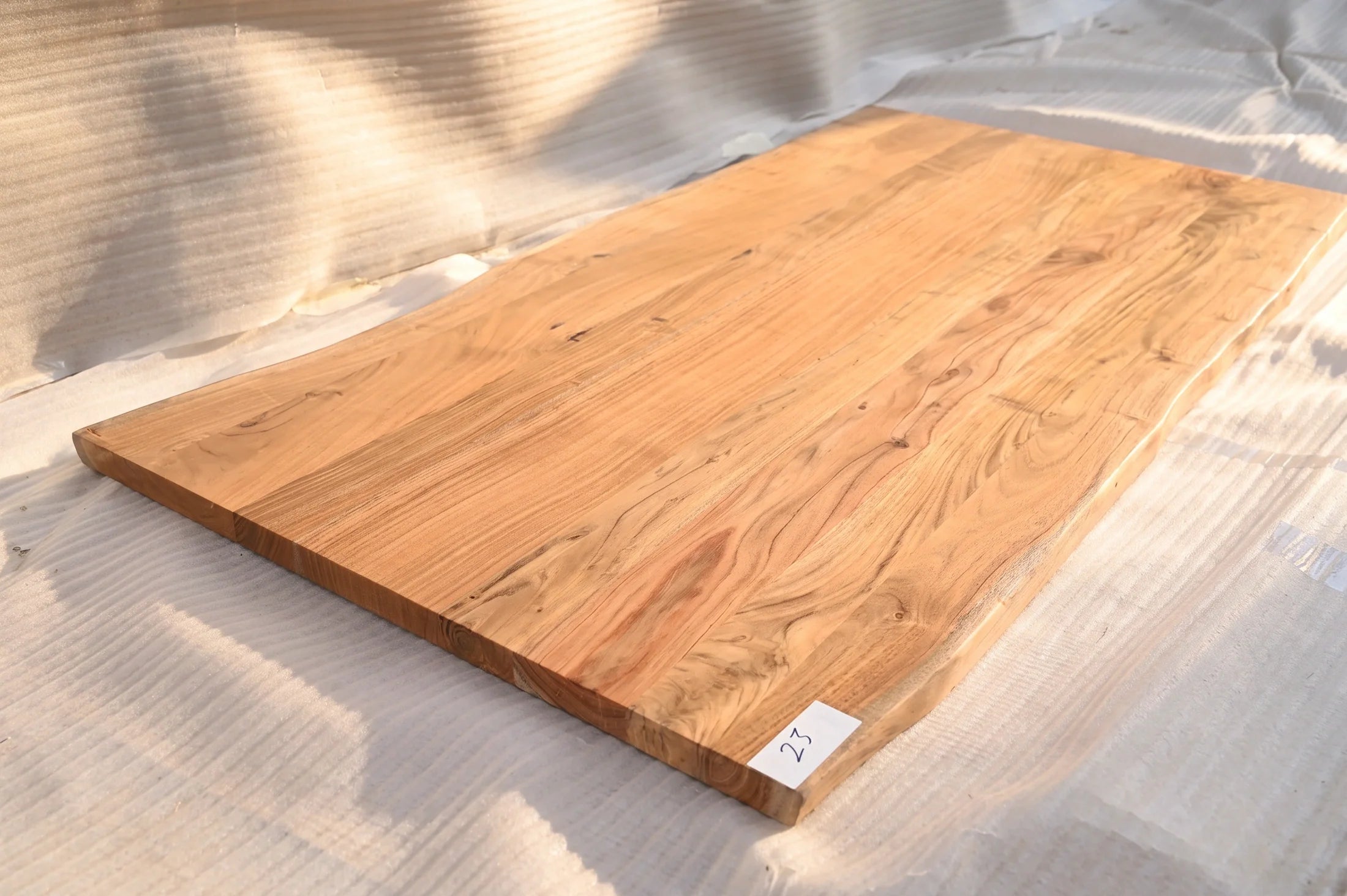 Baumkante Tischplatte Unikat 023 – Akazie 180 cm, Baumkante im Detail #Tischplatte_Unikat 023