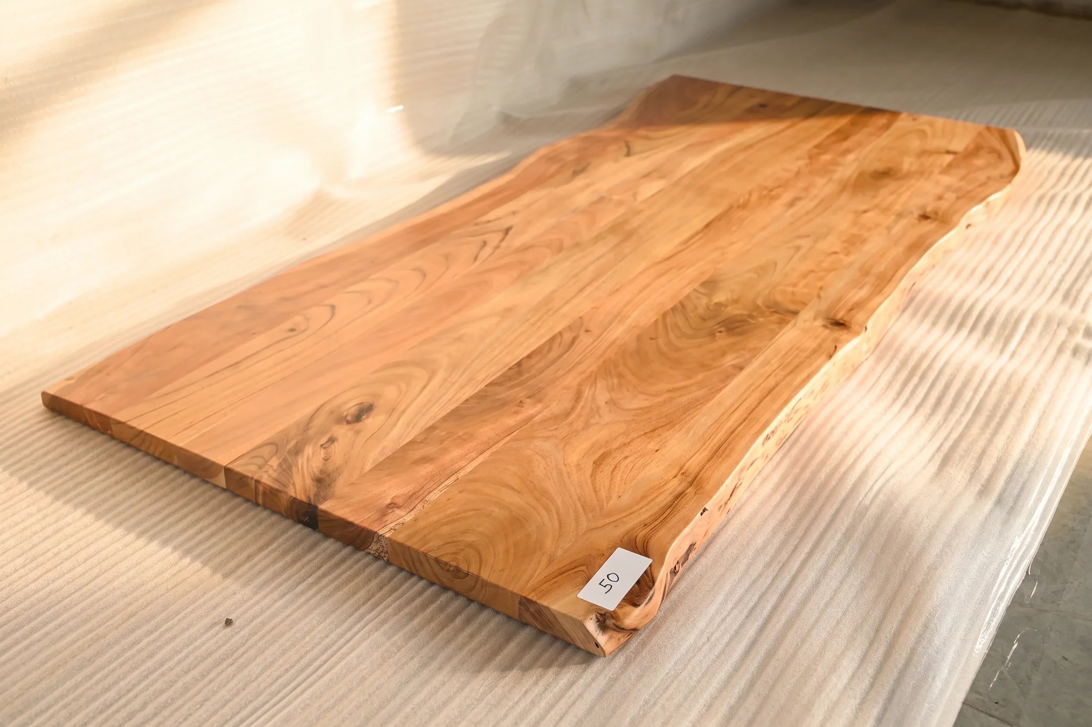 Baumkante Tischplatte Unikat 050 – Akazie 200 cm, Baumkante im Detail #Tischplatte_Unikat 050