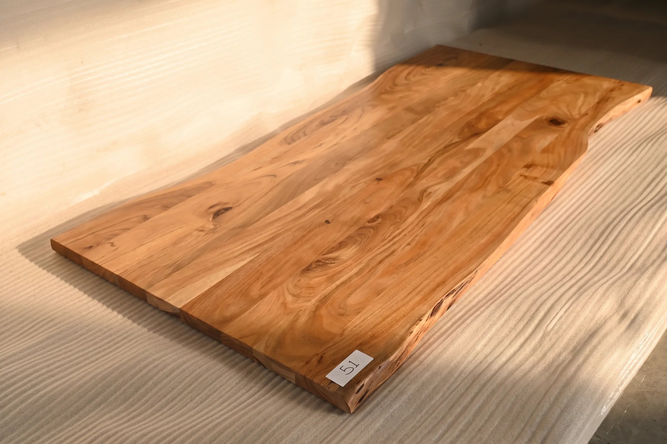Baumkante Tischplatte Unikat 051 – Akazie 200 cm, Baumkante im Detail #Tischplatte_Unikat 051