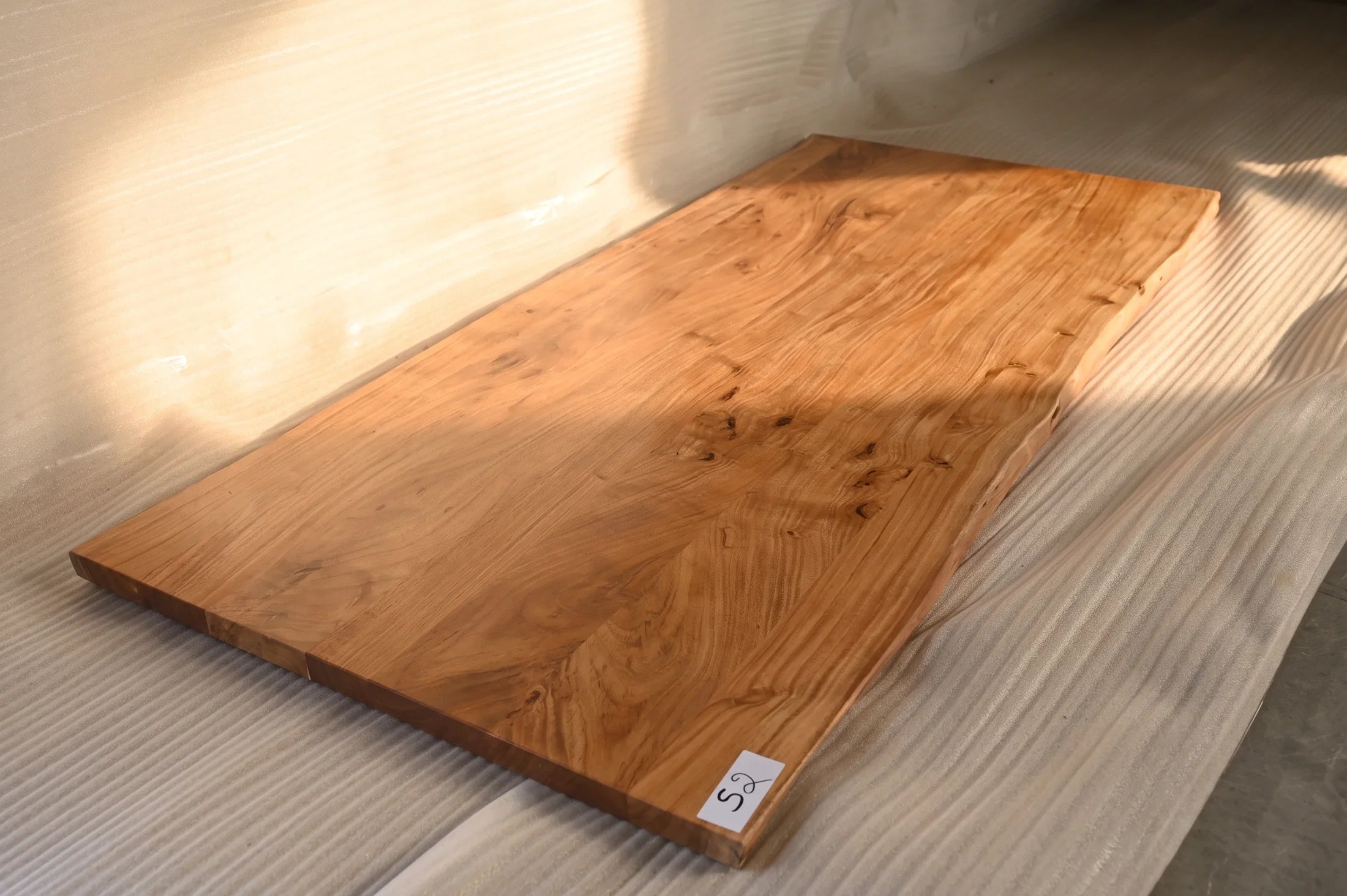 Baumkante Tischplatte Unikat 052 – Akazie 200 cm, Baumkante im Detail #Tischplatte_Unikat 052
