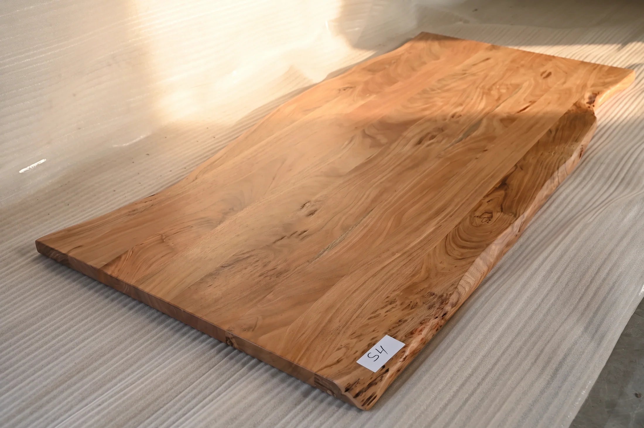 Baumkante Tischplatte Unikat 054 – Akazie 200 cm, Baumkante im Detail #Tischplatte_Unikat 054