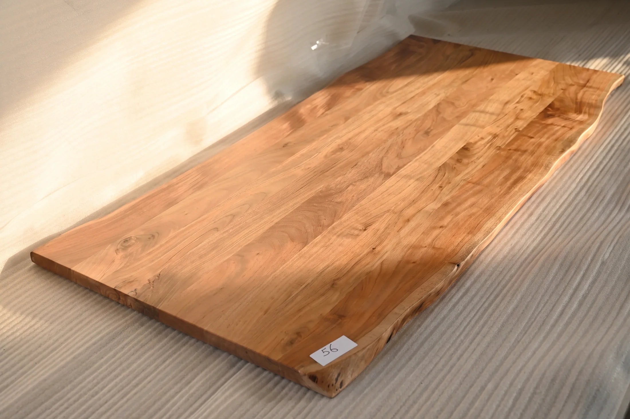 Baumkante Tischplatte Unikat 056 – Akazie 200 cm, Baumkante im Detail #Tischplatte_Unikat 056