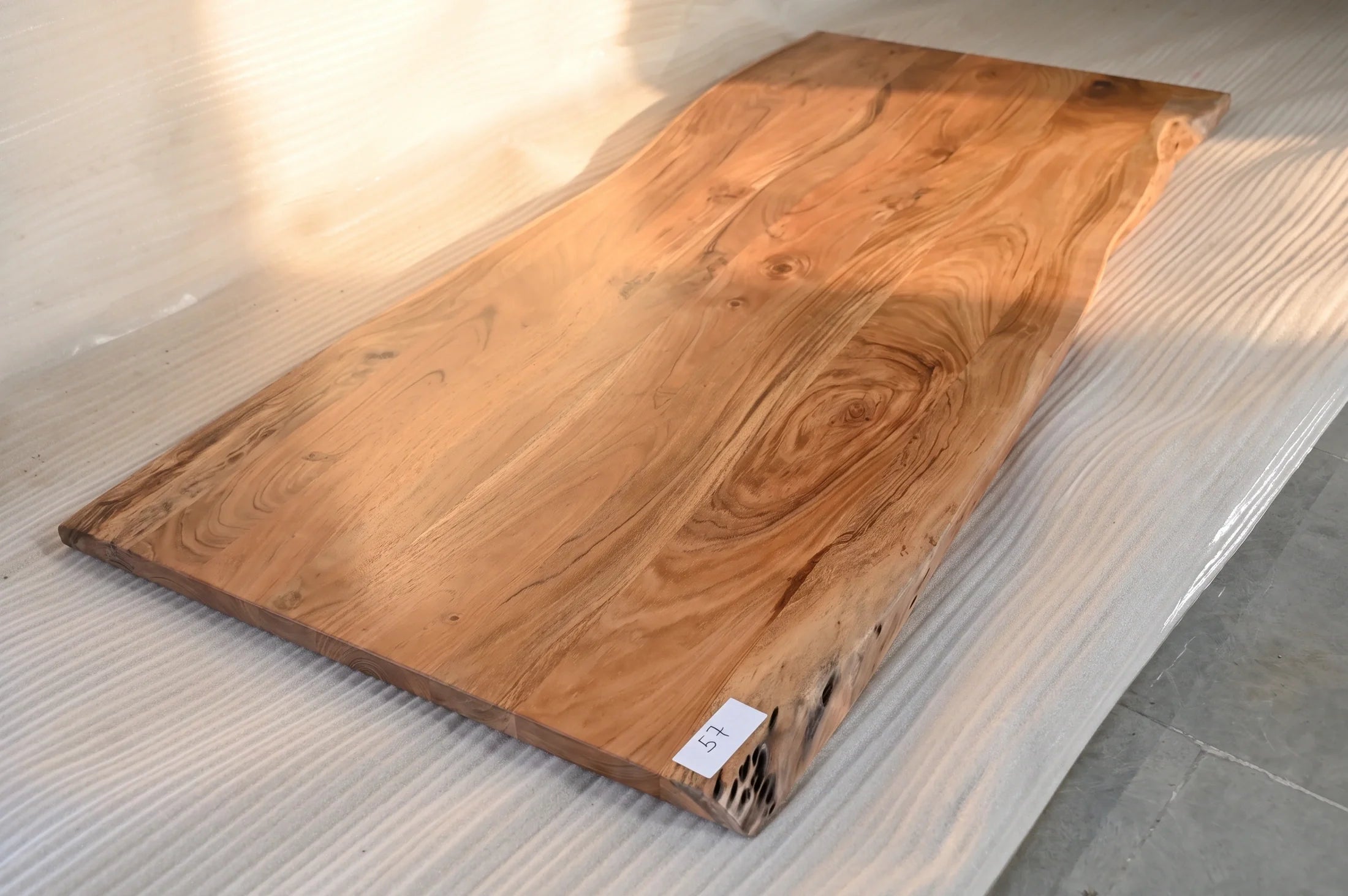 Baumkante Tischplatte Unikat 057 – Akazie 200 cm, Baumkante im Detail #Tischplatte_Unikat 057