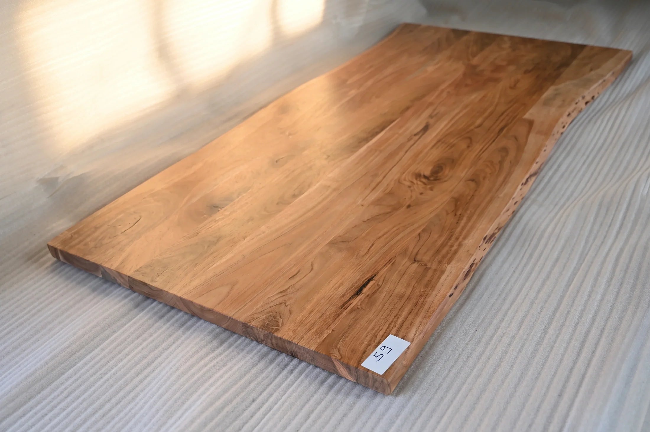Baumkante Tischplatte Unikat 059 – Akazie 200 cm, Baumkante im Detail #Tischplatte_Unikat 059