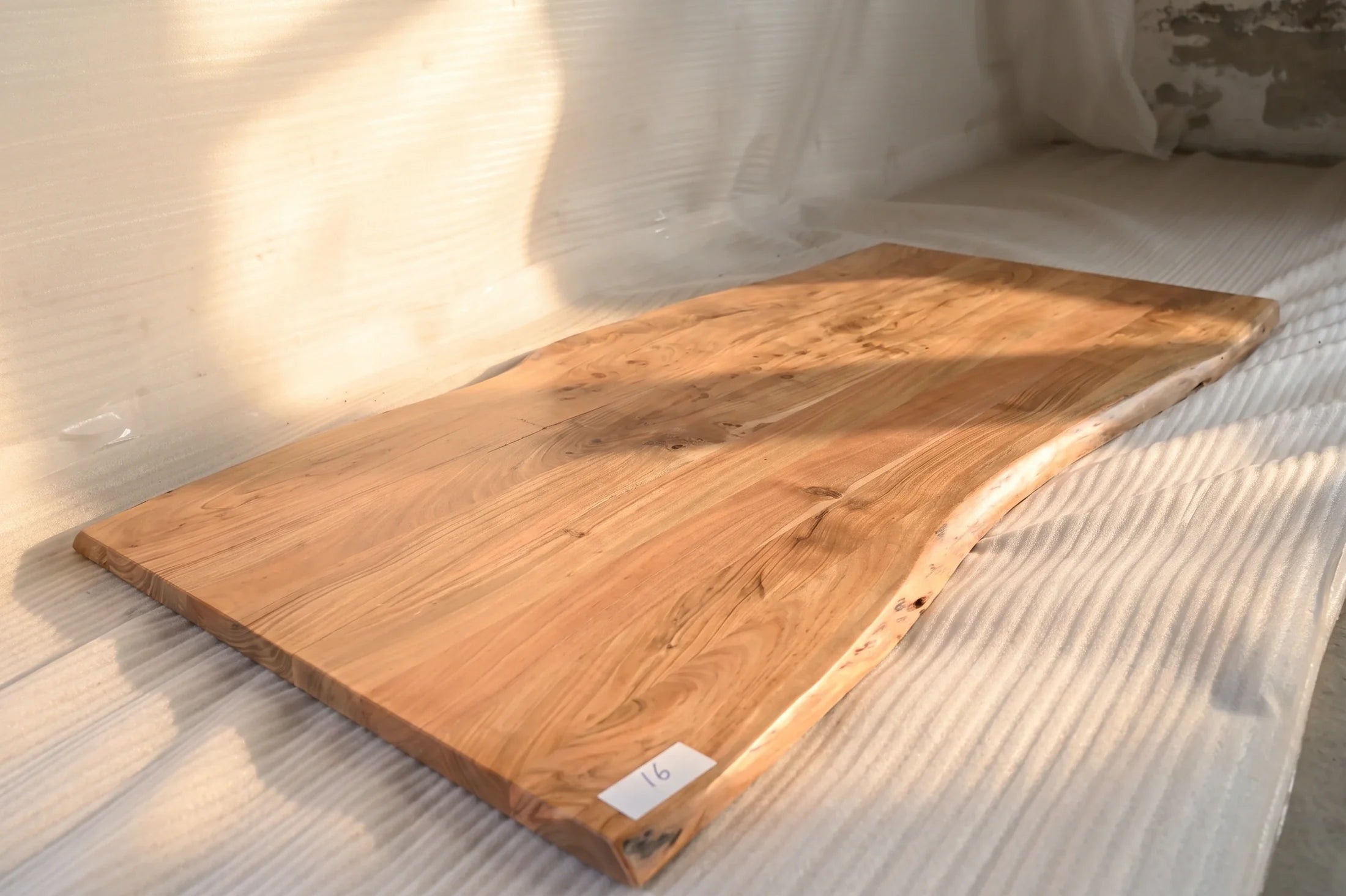 Baumkante Tischplatte Unikat 061 – Akazie 200 cm, Baumkante im Detail #Tischplatte_Unikat 061