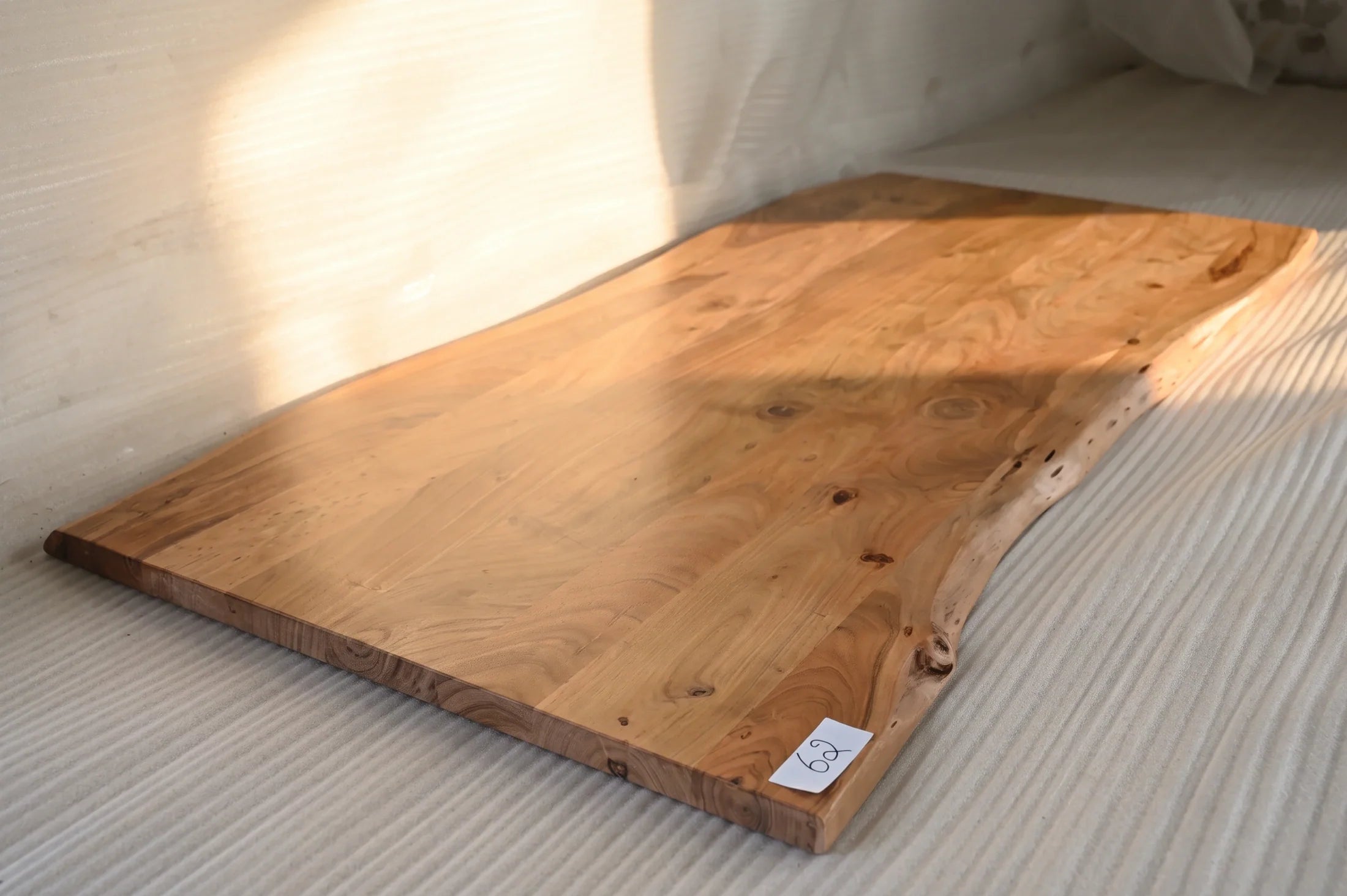 Baumkante Tischplatte Unikat 062 – Akazie 200 cm, Baumkante im Detail #Tischplatte_Unikat 062