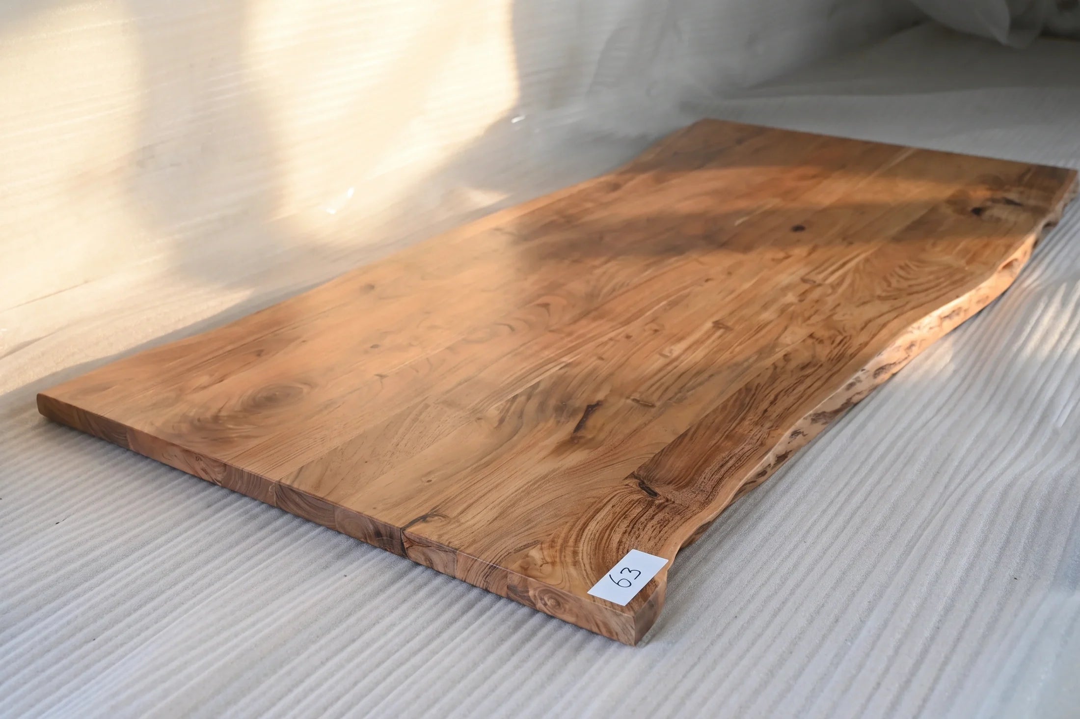 Baumkante Tischplatte Unikat 063 – Akazie 200 cm, Baumkante im Detail #Tischplatte_Unikat 063