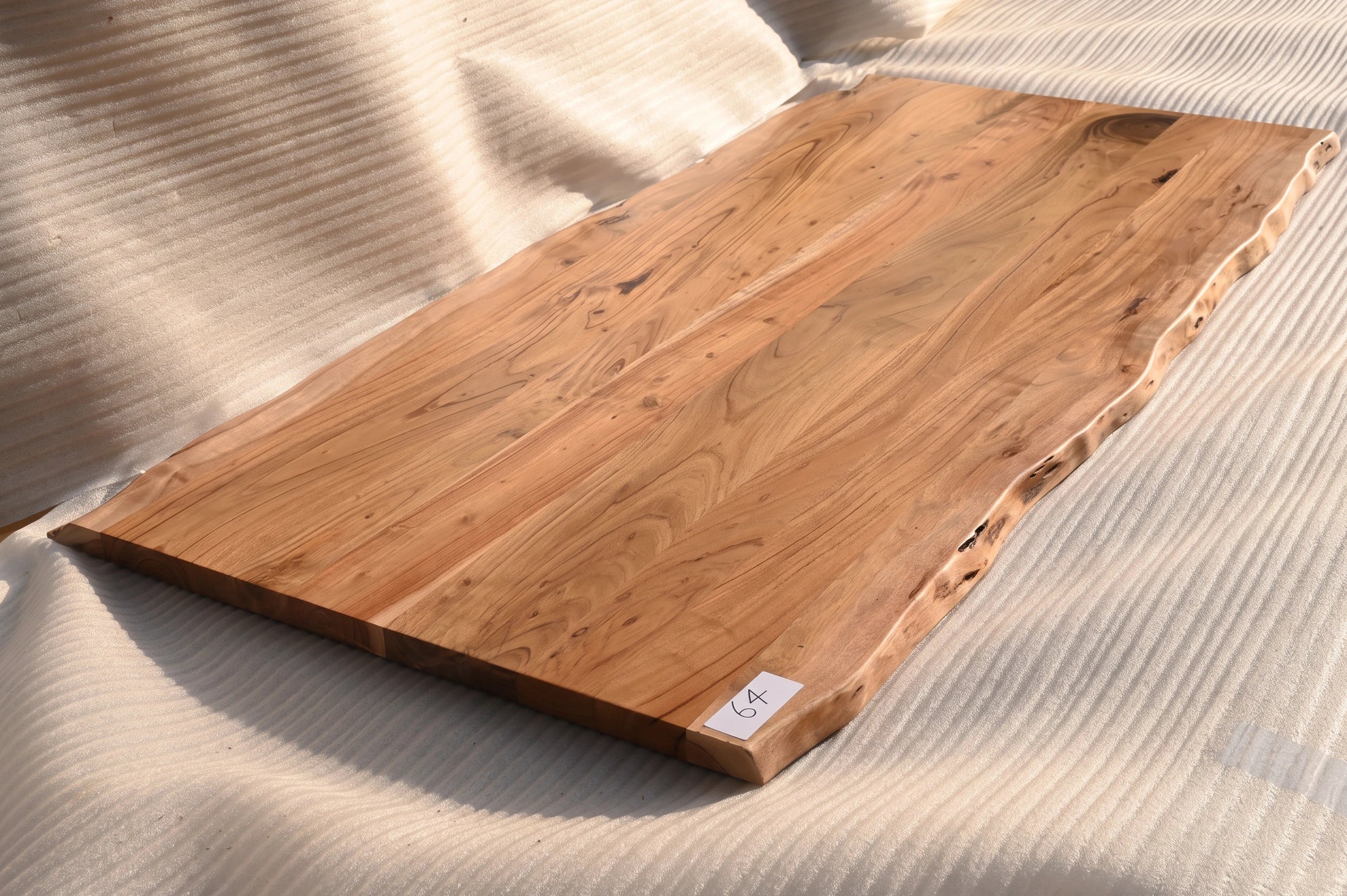 Baumkante Tischplatte Unikat 064 – Akazie 200 cm, Baumkante im Detail #Tischplatte_Unikat 064