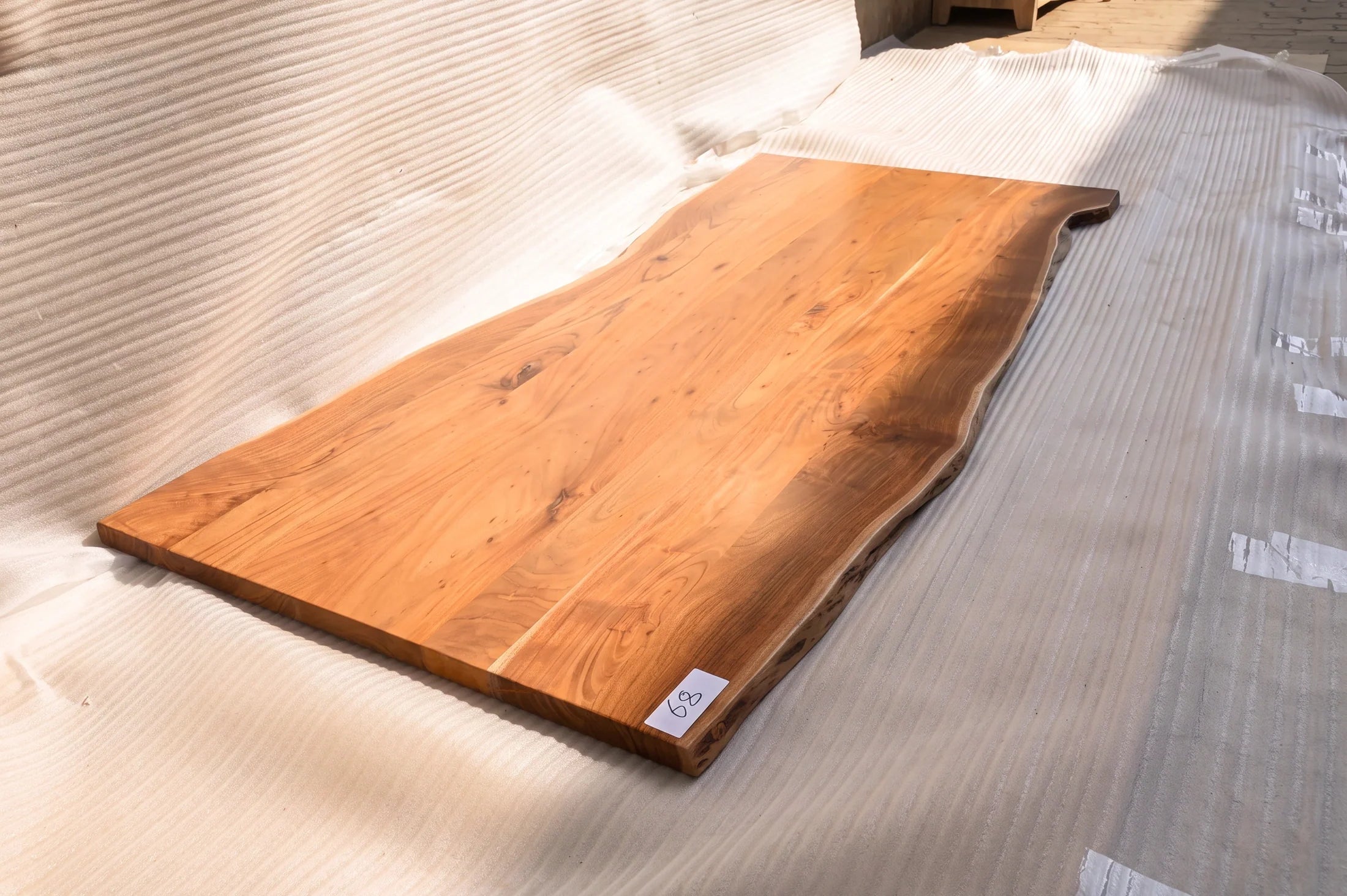 Baumkante Tischplatte Unikat 068 – Akazie 200 cm, Baumkante im Detail #Tischplatte_Unikat 068