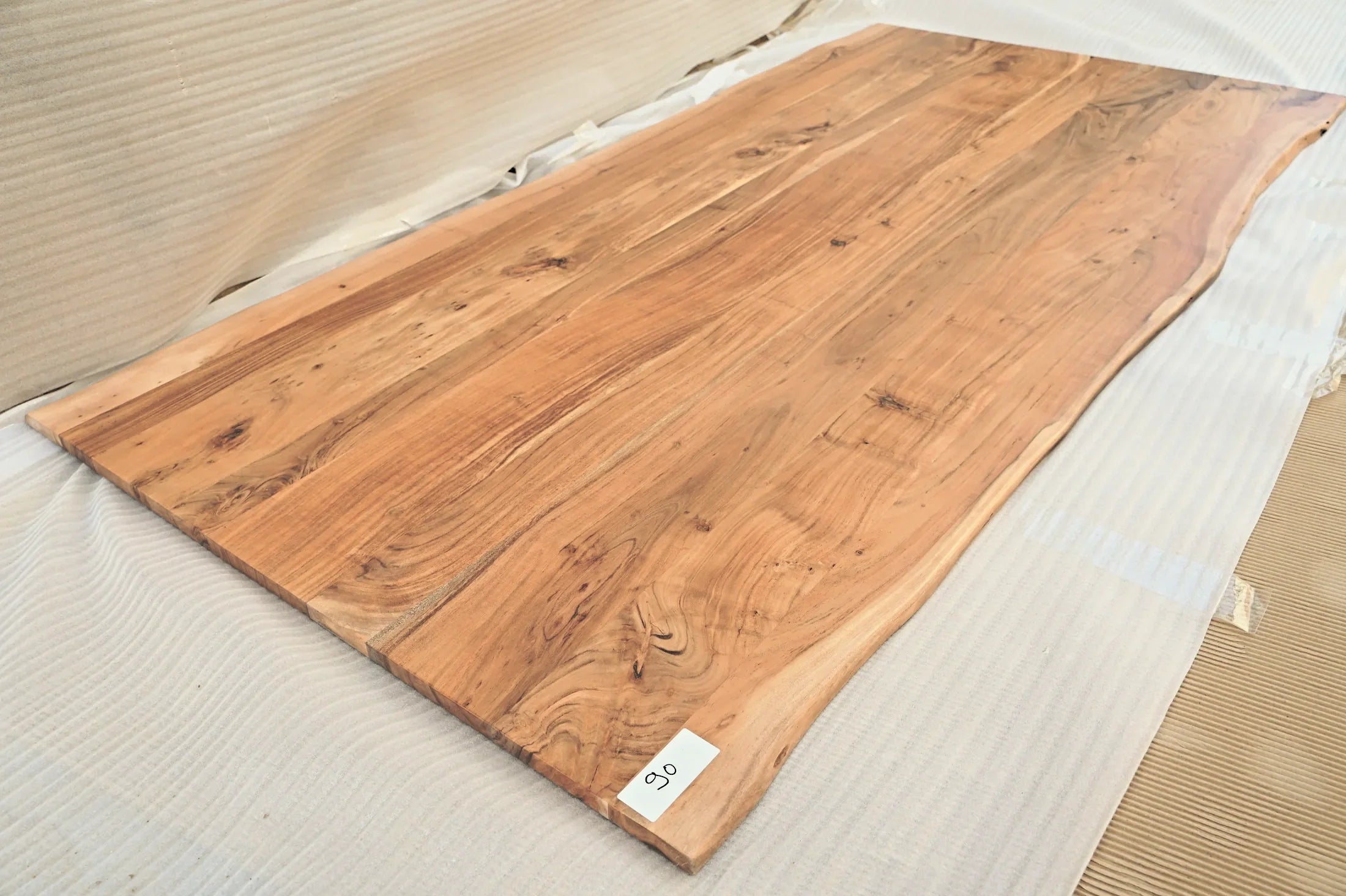 Baumkante Tischplatte Unikat 090 – Akazie 240 cm, Baumkante im Detail #Tischplatte_Unikat 090