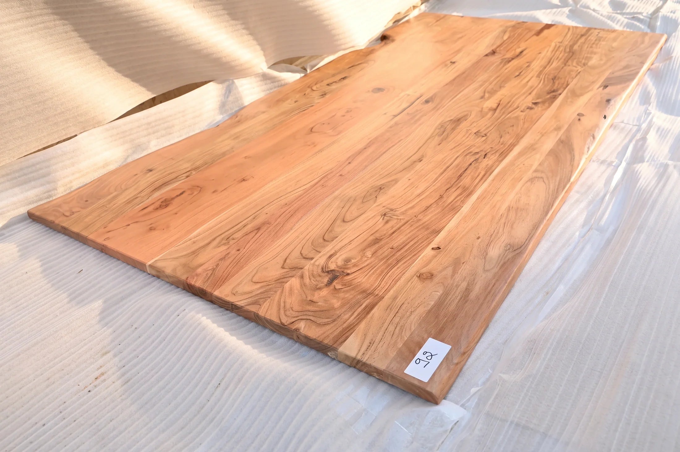 Baumkante Tischplatte Unikat 092 – Akazie 240 cm, Baumkante im Detail #Tischplatte_Unikat 092