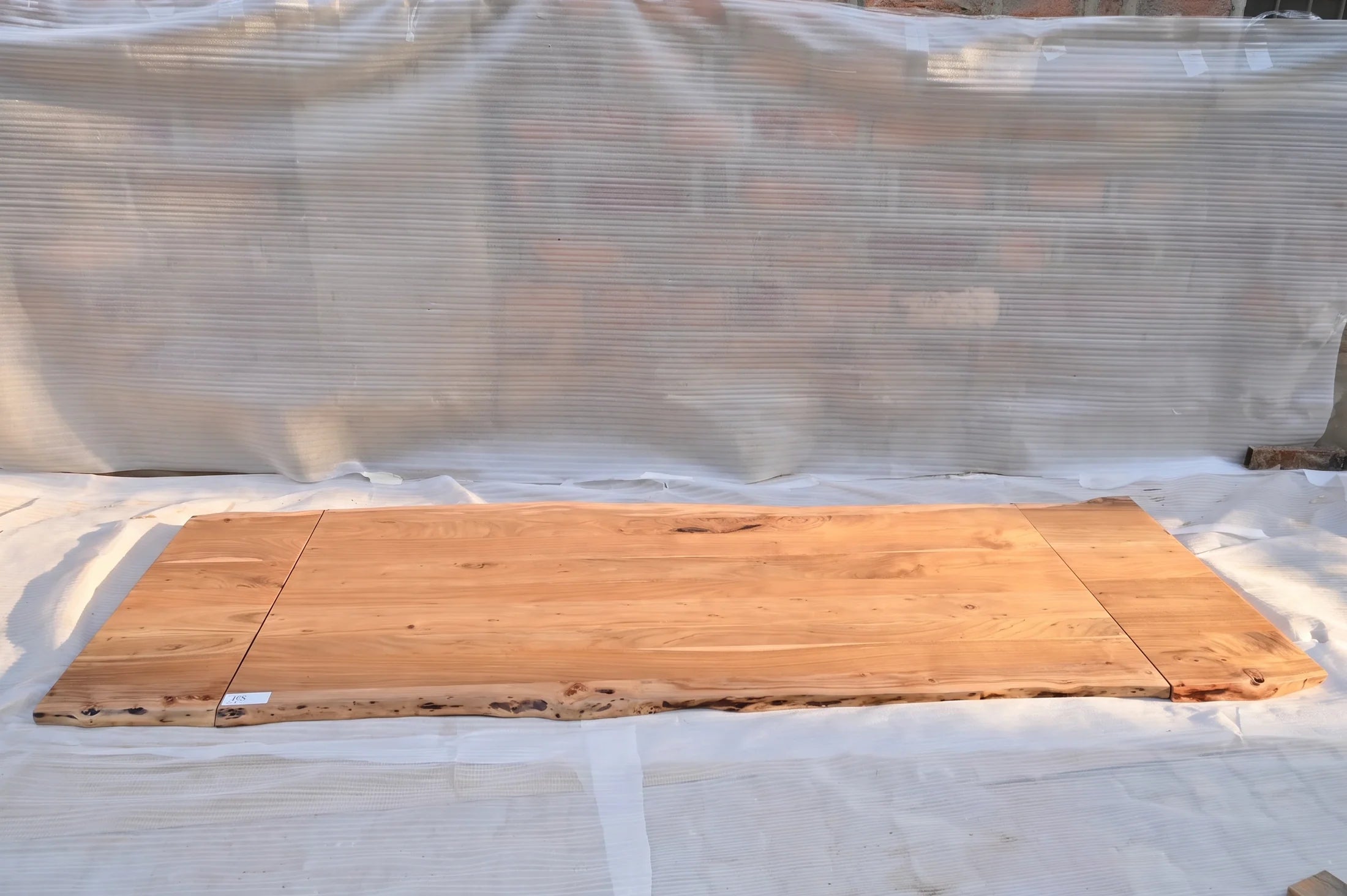 Baumkante Tischplatte Unikat 115 – Akazie 220–300 cm, Baumkante im Detail #Tischplatte_Unikat 115