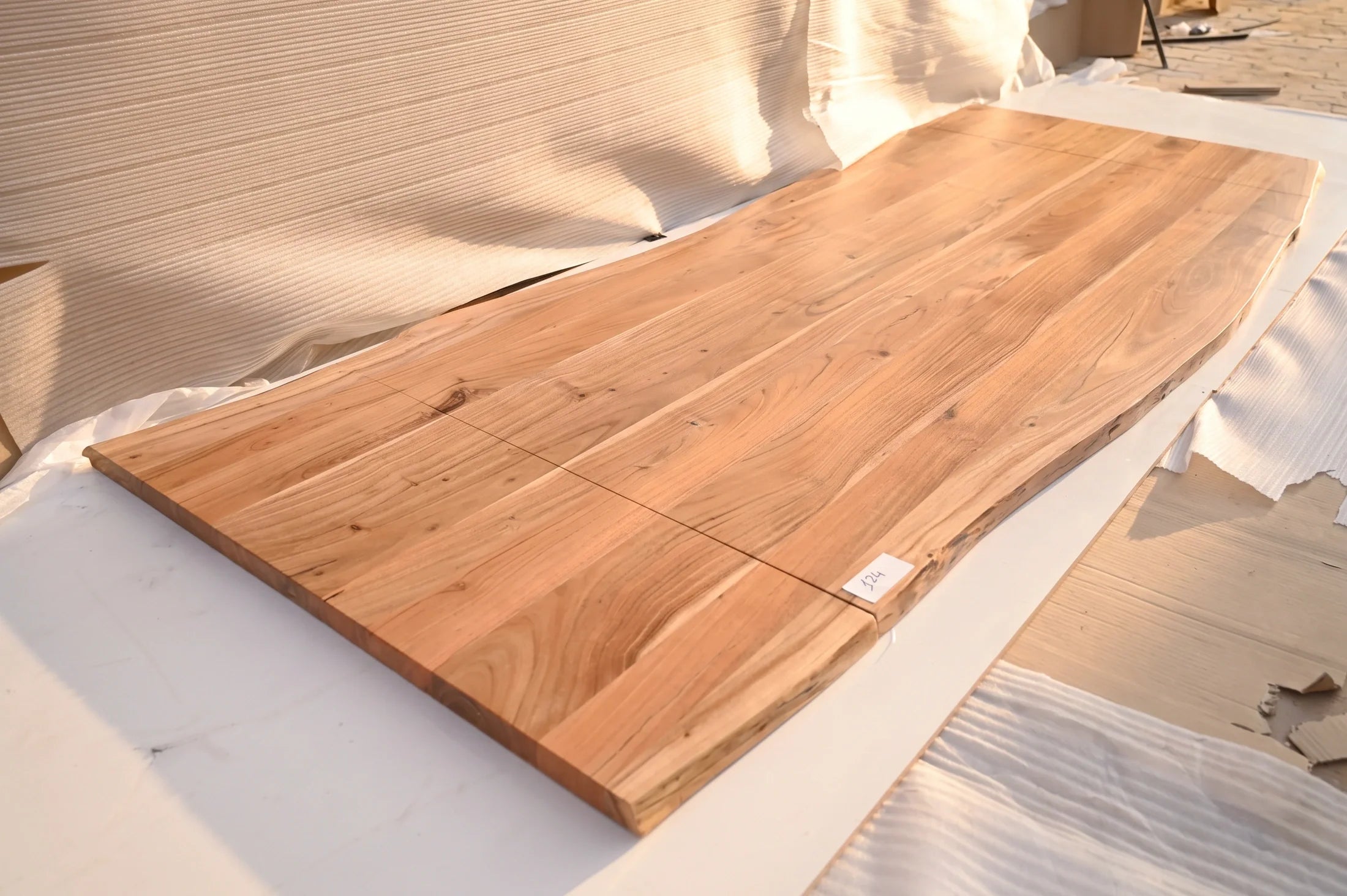 Baumkante Tischplatte Unikat 124 – Akazie 220–300 cm, Baumkante im Detail #Tischplatte_Unikat 124