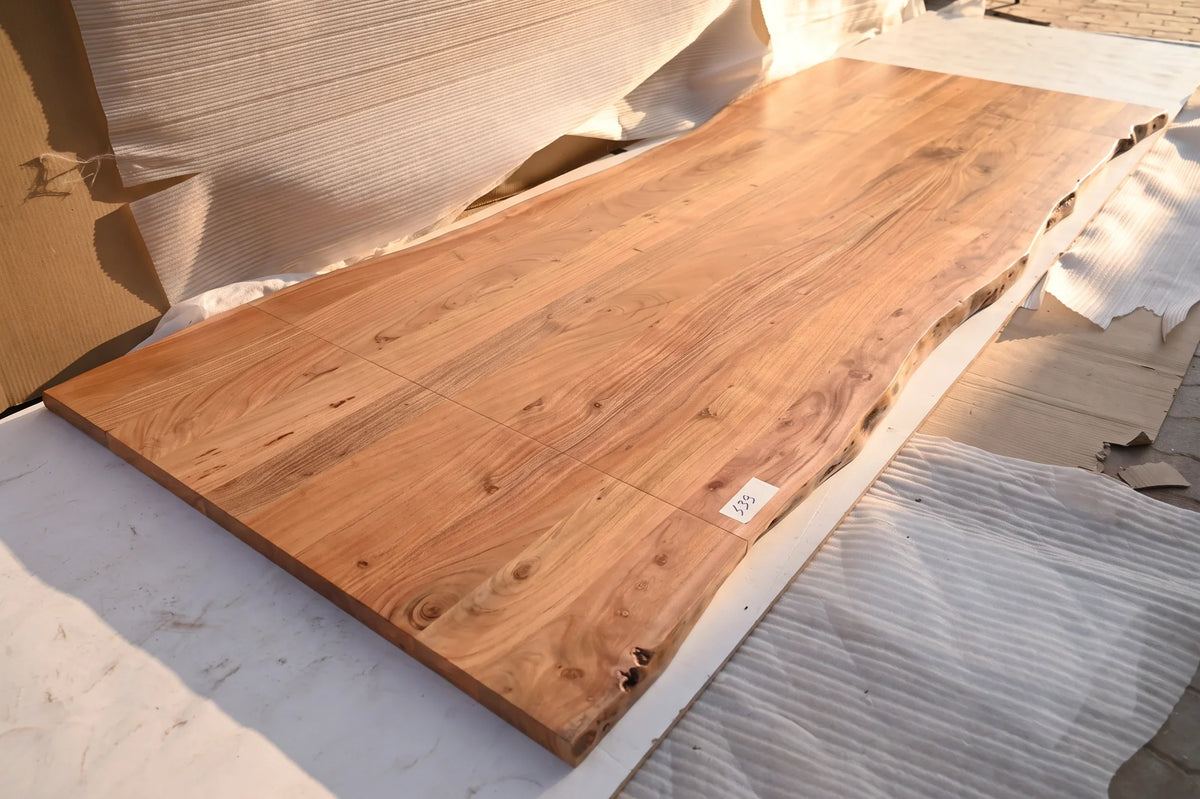 Baumkante Tischplatte Unikat 139 – Akazie 220–300 cm, Baumkante im Detail #Tischplatte_Unikat 139