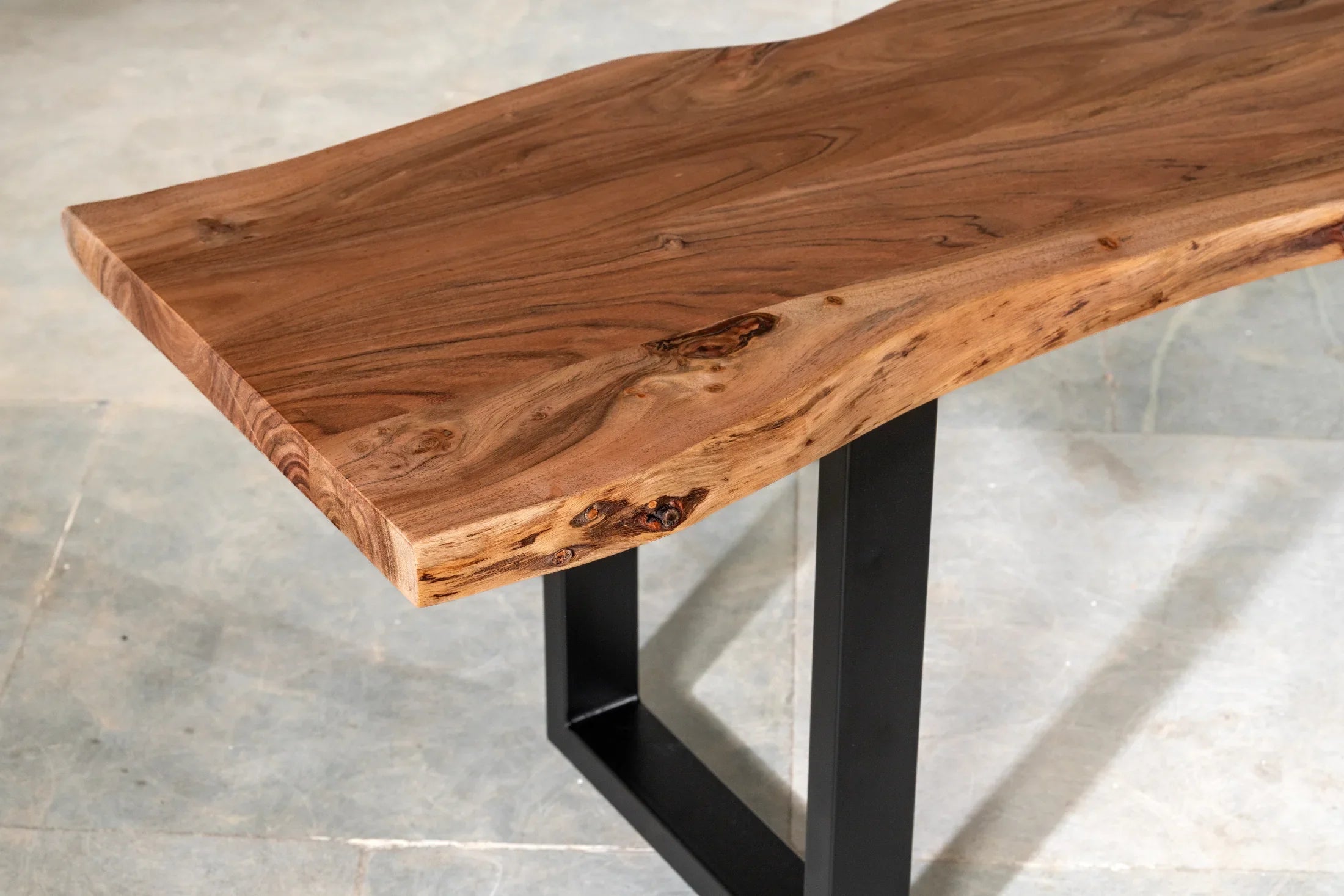 Live Edge Bank 240 cm – Akazie Massivholz